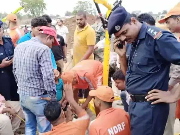 छत्तीसगढ़ में बोरवेल के गड्ढे में गिरे राहुल को बचाने की जंग जारी